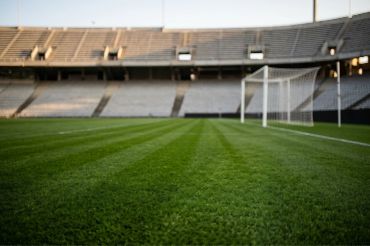 Voetbalveld in een Bundesliga-stadion vanaf de zijlijn met witte kalklijnen en doelnet in scherpe focus